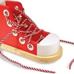 Melissa & Doug Houten Speelgoed - Veterschoen Met EIGEN NAAM - Van Melissa En Doug-GEEF DE NAAM DOOR PER MAAIL -leerzame-spellen Winkel 550x457 1